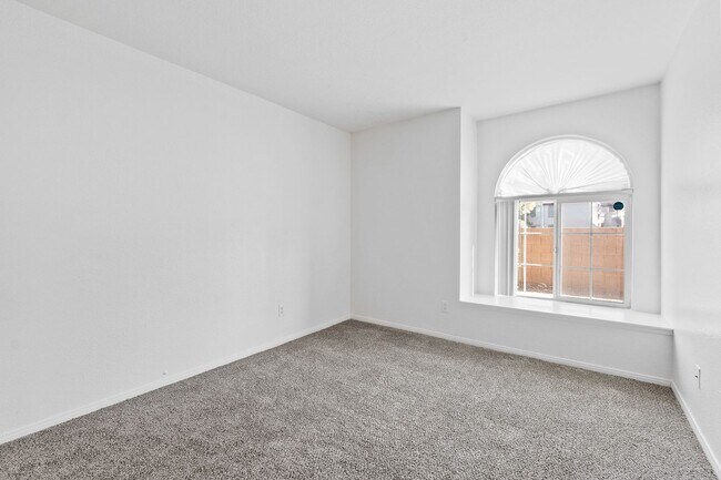 Building Photo - 3 Bedroom Condo at THE LAKES!