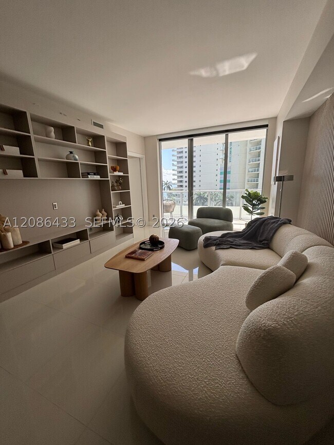 Building Photo - 1300 Brickell Bay Dr