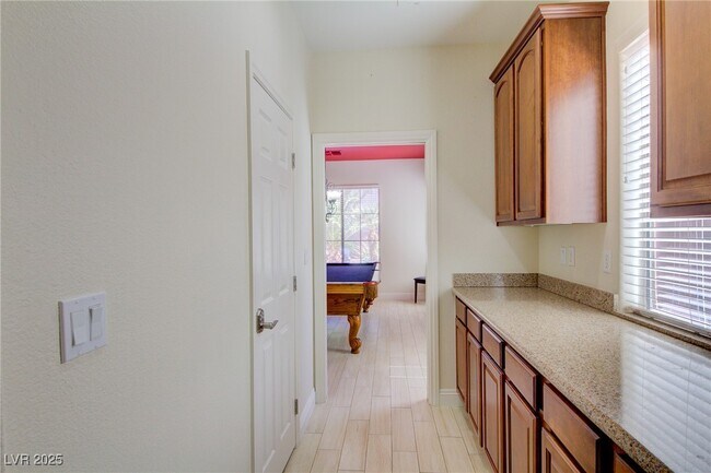 Building Photo - 8925 Monte Oro Dr