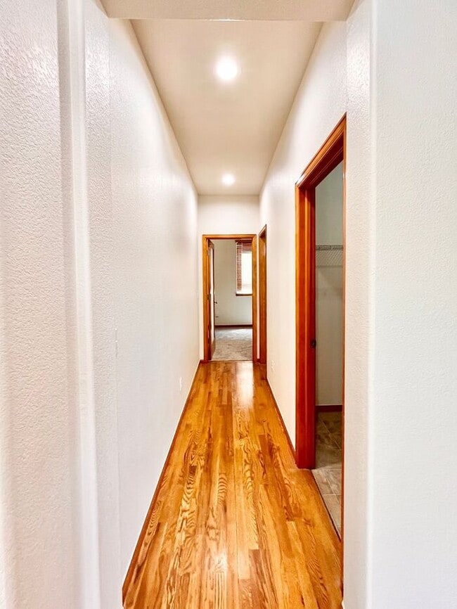 Building Photo - Beautiful 4 bed/ 3 bath Home with Office!