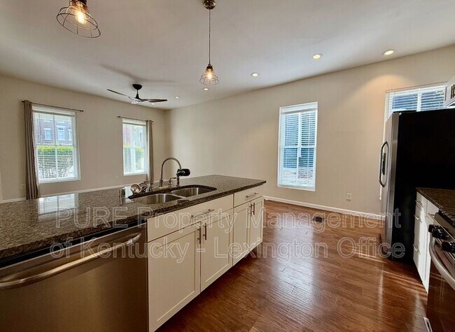 Building Photo - 611 N Broadway