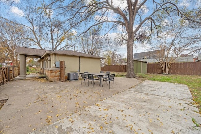 Building Photo - 912 Mansell Ave