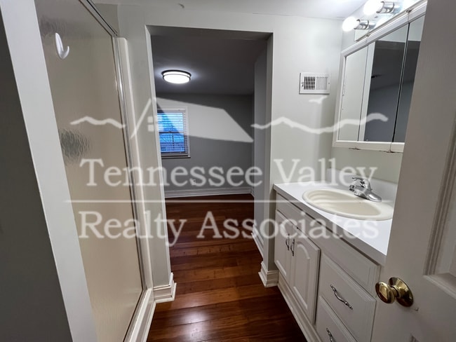 Building Photo - COMING SOON! 1 br/1 bath close to downtown...
