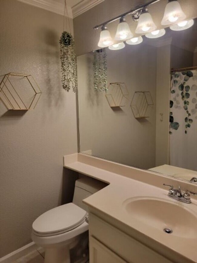 Building Photo - "Coveted Comfort: Spacious 4-Bed, 3-Bath H...