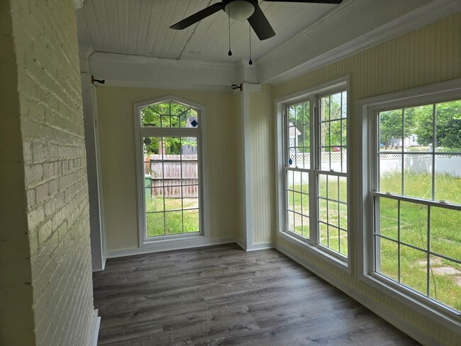 Building Photo - 4 Bedroom 2 bath Home For Rent - Heart of Florence