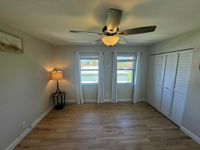Building Photo - 9427 S Ocean Dr