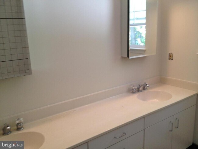 Building Photo - 7017 Murray Ln