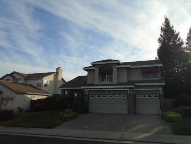 Building Photo - NICE TWO STORY, 3 BEDROOM, 3 FULL BATHROOM...