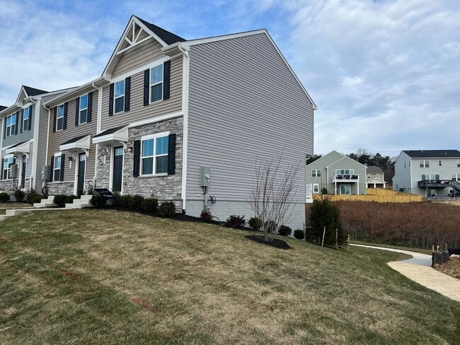 Building Photo - Ryan Built Newer Townhome End Unit