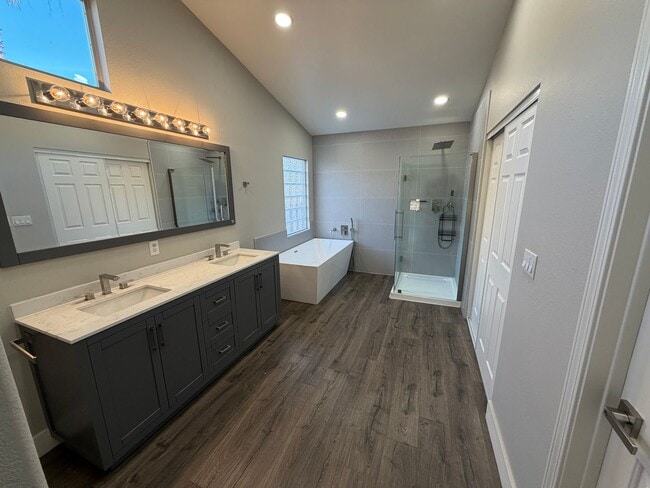 Building Photo - BEAUTIFUL 5BD/3BA TWO-STORY HOME W/ POOL IN HENDERSON. 3 CAR GARAGE!