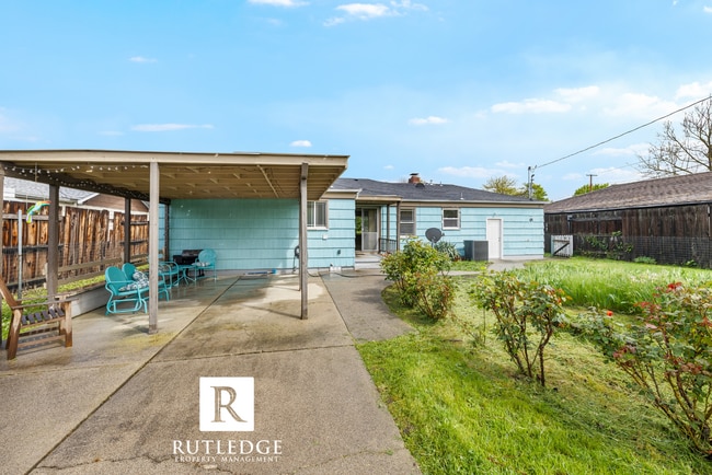 Building Photo - 3 Bedroom / 2 Bath - Ranch Style Home West Medford / Huge Back Yard!