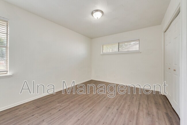 Building Photo - 2529 Belhaven Dr