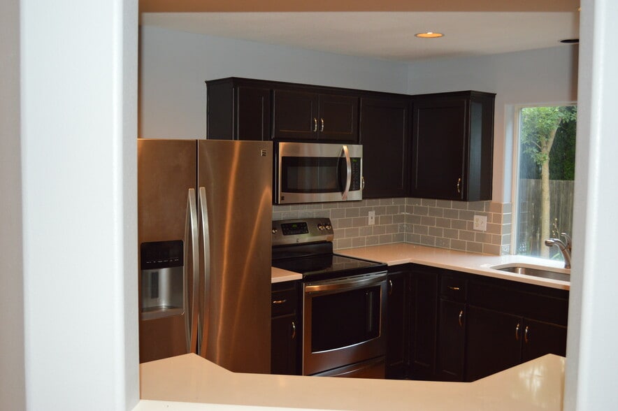 Updated kitchen - 16541 Southwest Daylily Street