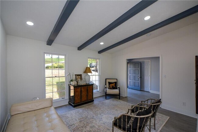 Building Photo - 643 Navarre Dr