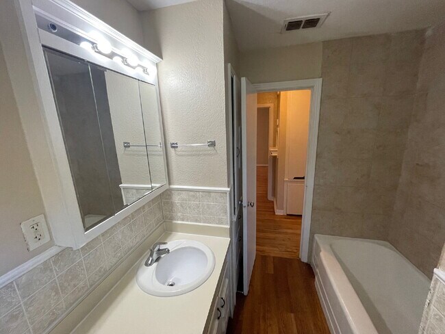 Building Photo - BEAUTIFUL HOUSE NEAR MEDICAL AND TTU