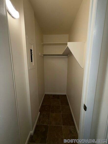 Building Photo - 10 Westgate Dr