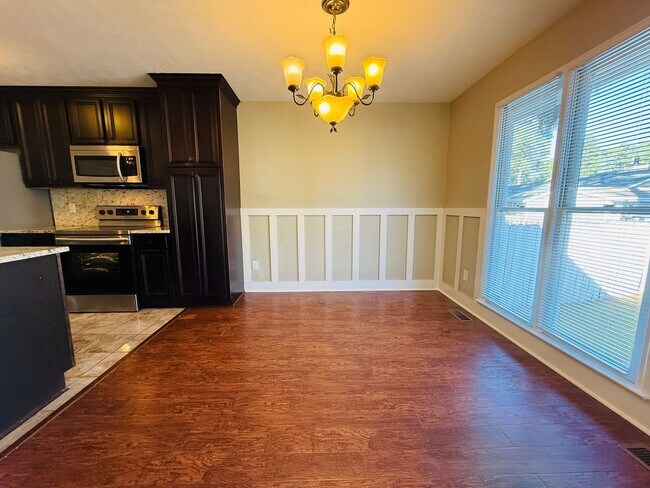 Building Photo - Middle Creek