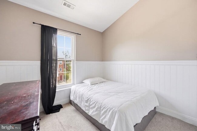 Building Photo - 25203 Dunvegan Square