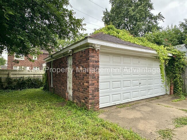 Building Photo - Charming Colonial-Style Home in the Desira...