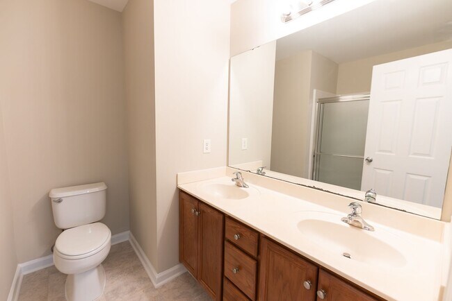 Building Photo - 121 Goldfinch Ave