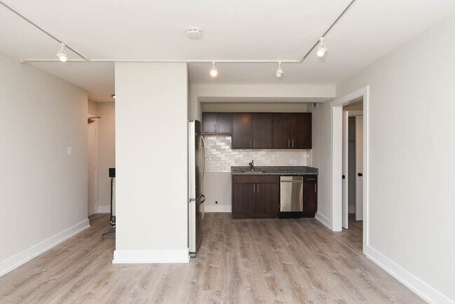 Building Photo - 450 W Wellington Ave