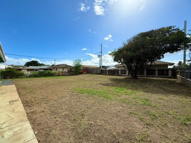 Building Photo - 4 Bedroom / 1.5 Bathroom Home on a Large L...