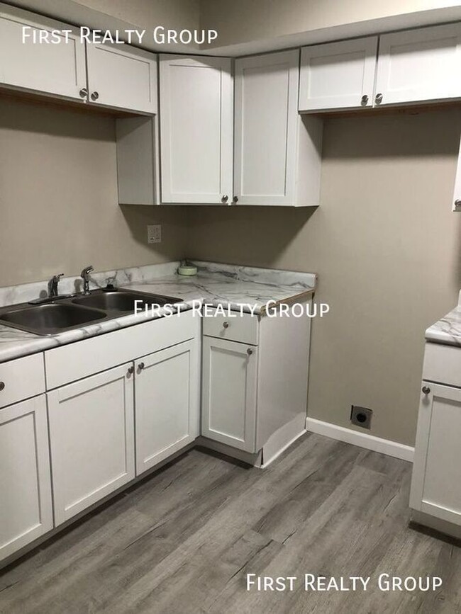 Building Photo - 2 Bedroom, 1 Bath Apartment, Move in Ready...