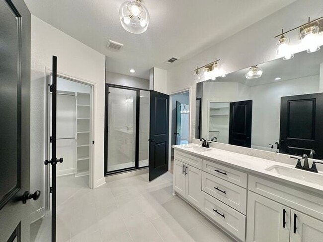 Building Photo - Available Now! Luxurious 3 Bedroom 2 Bath ...