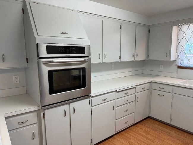 Building Photo - 1422 Lawnridge Ave