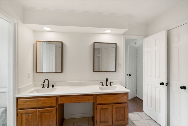 Building Photo - 915 S Diamondhead Blvd