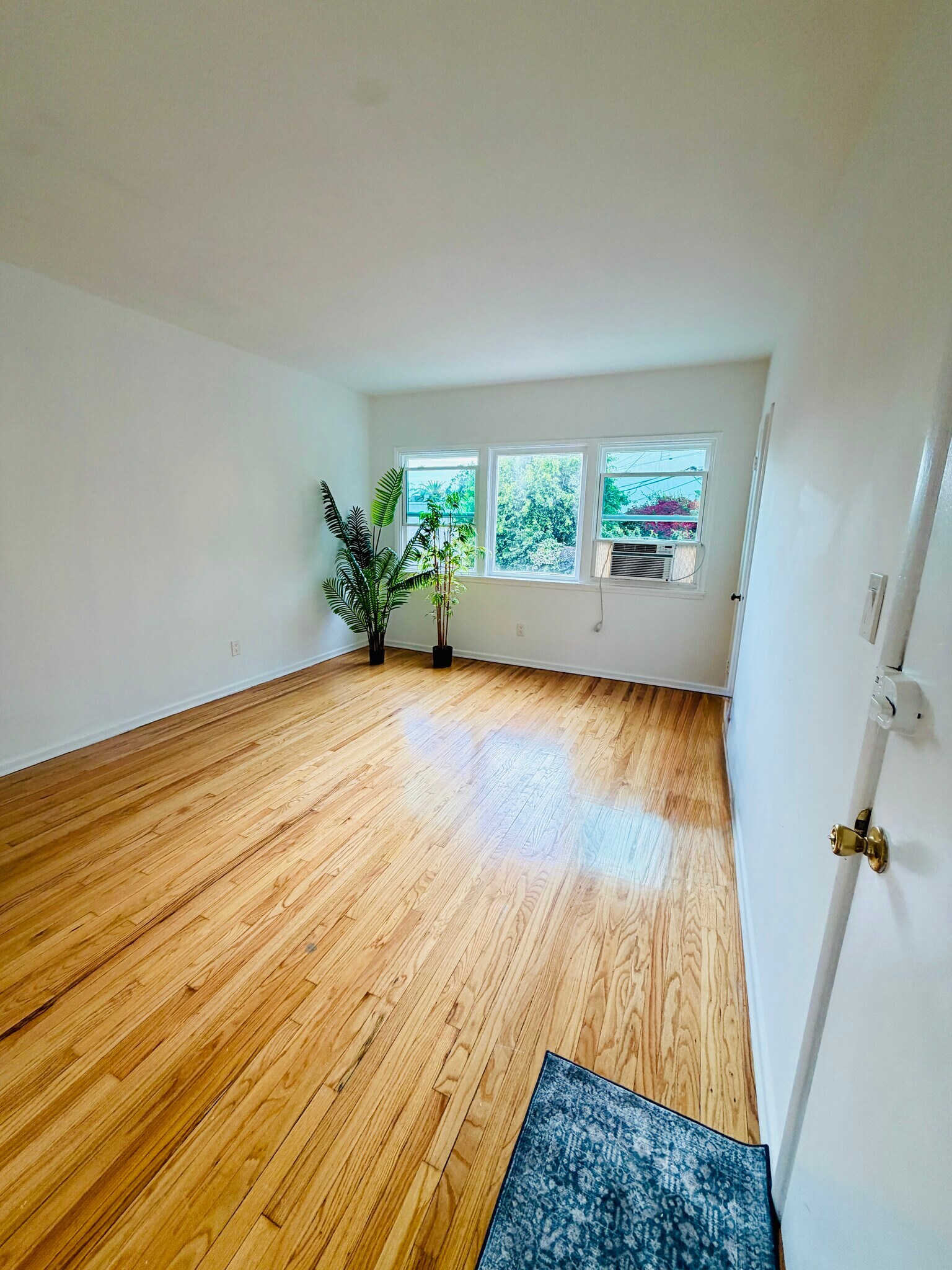 Building Photo - 8569 Rugby Dr