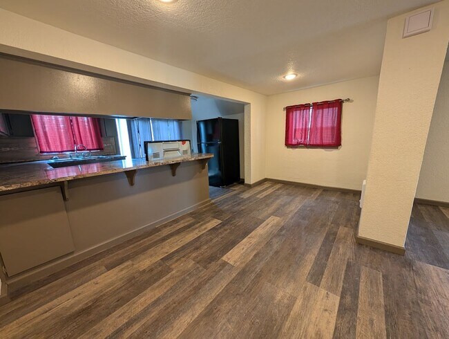 Building Photo - 2 Bedroom 1 Bath Winchester House - Walking Distance to the Lake!