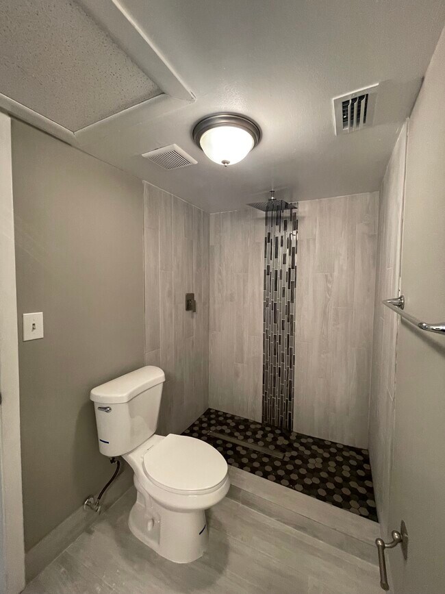 Building Photo - 2803 N Oakland Forest Dr