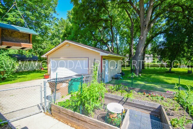 Building Photo - 2 Bedroom 1 Bath duplex home in Windsor He...