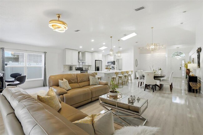 Building Photo - 10608 Laxton St