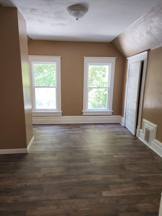 Building Photo - Large 4 Bedroom House