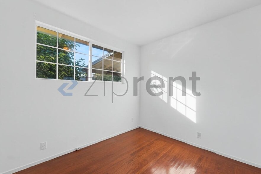 Building Photo - Unit