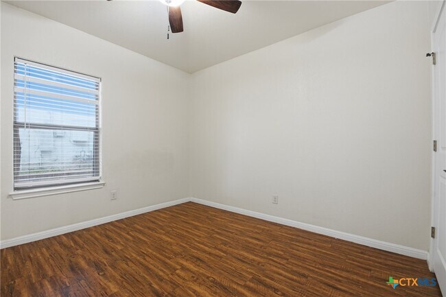 Building Photo - 302 W San Antonio St