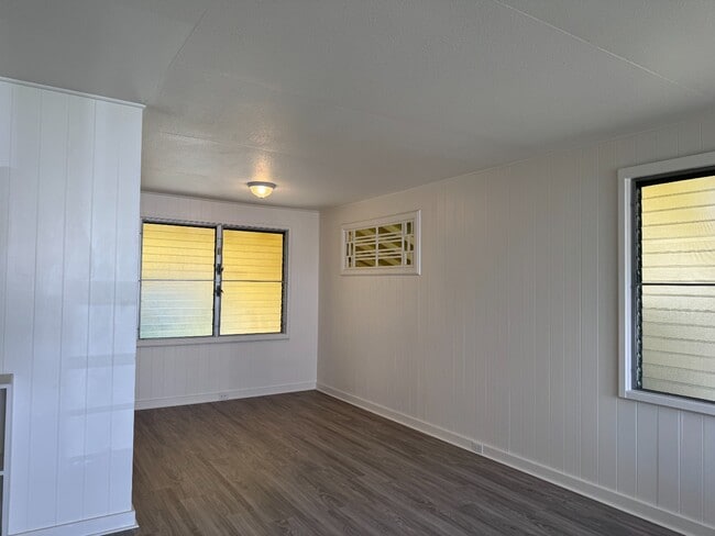 Building Photo - 2 Bed/1 Bath/ 1 Parking w/ Split A/C unit