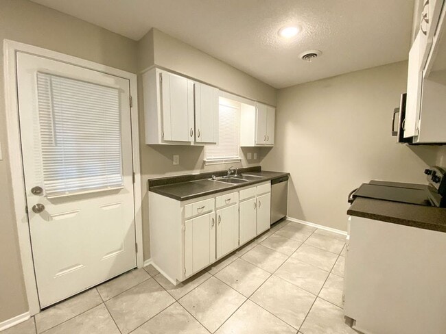 Building Photo - 3 Bed 2 bath in Raleigh / ss appliances an...