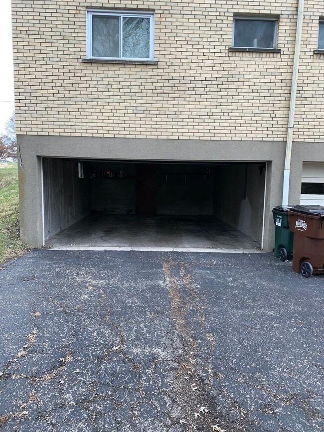 Building Photo - 3489 Nandale Dr