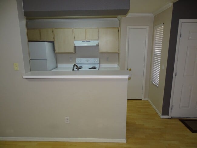 Building Photo - Well Cared For 1 Bed, 1 Bath 2nd Floor West Side Condo