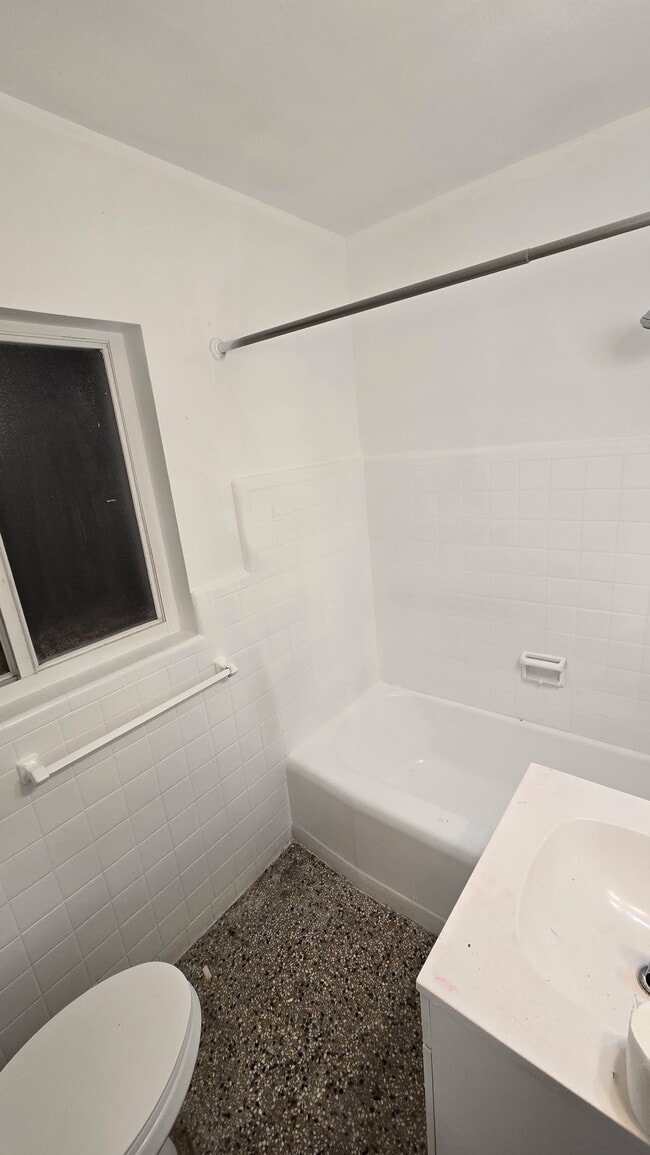 Building Photo - 512 Sandra Ave