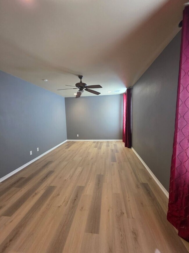 Building Photo - Beautiful home offers open floor plan with...