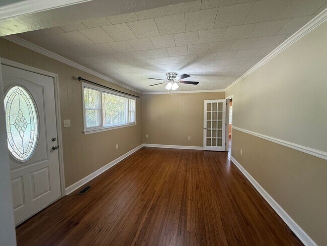 Building Photo - Three bedroom, 1 bath house in Burlington