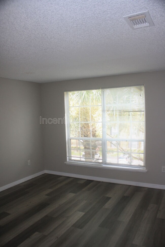 Building Photo - 4176 Versailles Dr