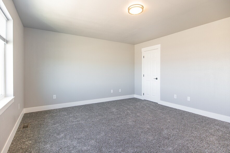Building Photo - 2298 Deerfield Ln