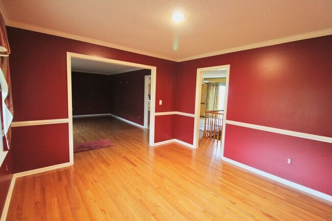 Building Photo - For Rent: Spacious Ranch-Style Home with S...
