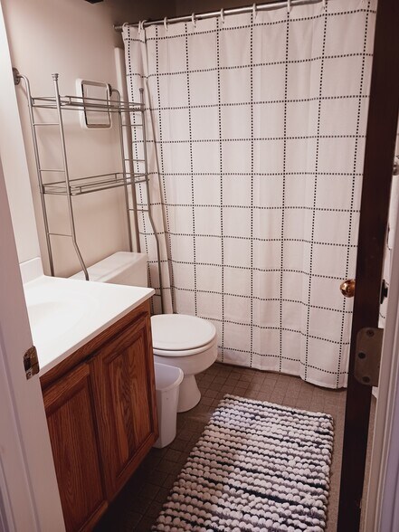 Master Bath - 124 College St