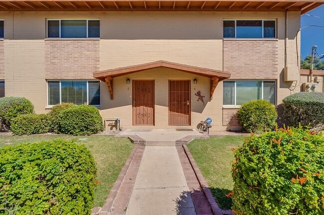 Primary Photo - 904 N Desert Ave